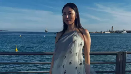 「最近はこんな格好で」MEGUMI、ゴージャスドレス・着物・オフ感満載ショットまで一挙公開！