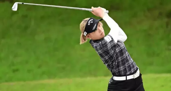 「金髪かわいいなあ」美女ゴルファー、レディースオープンで魅せたスイングフォト！ファンエール続々「予選通過お疲れ様でした」