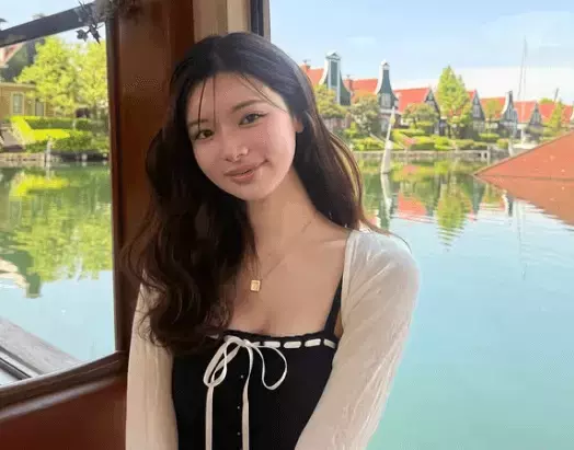 「美人ですね」人気モデル、長崎の名スポットへ！現地で魅せた麗しのムービーにファン見惚れる「可愛すぎる！」