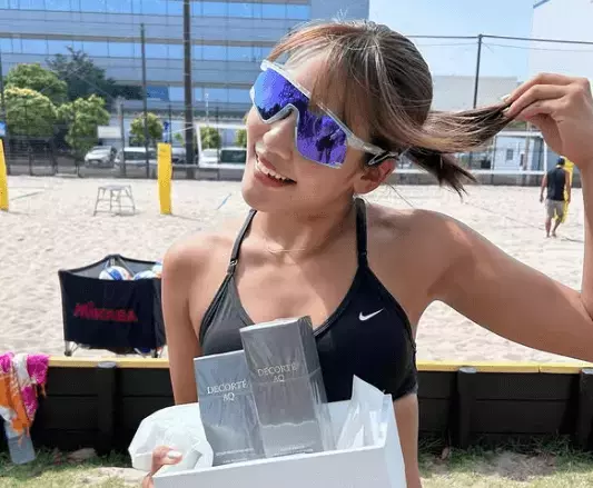 「めっちゃ可愛い過ぎ」美女ビーチバレーボーラーの誕生日報告！コート内ショット＆ケーキフォトに祝福が続々「お誕生日おめでとう」