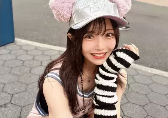 「タンクトップはまだ寒すぎた〜」美女アイドル、夢の国コーデの微笑みショット披露にファンうっとり「可愛い写真ですねぇ」