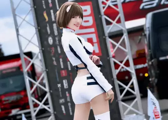 綾波レイコスチュームをまとったサーキットガール・赤城ありさ、振り向き美ショット＆ムービーを披露！「綺麗過ぎる」