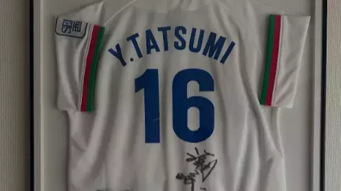 辰巳雄大が“夢の原点”を額装！潮崎哲也のサイン入り＆おばあちゃん手作りのユニフォームが感動を呼ぶ