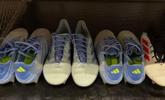 大迫敬介が“試合用スパイクの秘密”を公開！こだわりの4足にファン興味津々「全部着替えるんだ！」