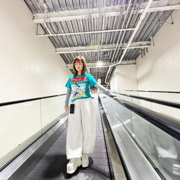 新垣里沙、古着で魅せる進化系ストリート。毎日の服選びが生む、歩くたびにときめくスタイル