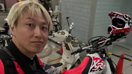 お見送り芸人しんいちが愛車XR250を公開！「冬でも手ぶくろなし？」ファン驚きの声も