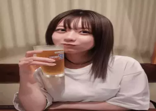 元AKB48・篠崎彩奈が仕事の終わりのビールを堪能！