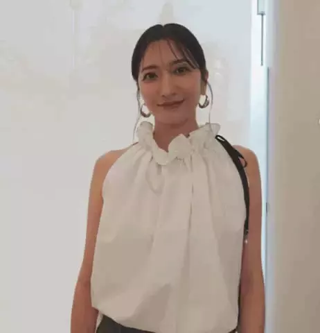 「肩がソワソワした日」笹崎里菜が白コーデを披露！