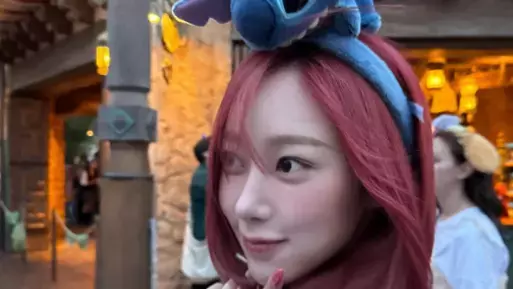 夢の国に女神降臨⁉ aespa・ジゼル、ディズニー満喫ショット大量投稿にファン歓喜！