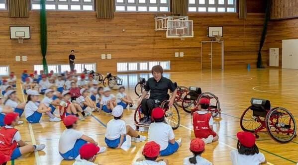 元パラ日本代表・根木慎志、小松市での「あすチャレ」スタート　芦城小の児童と交流