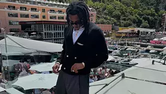 「本当にサッカー選手？」と話題沸騰の〇〇が抜群のファッションセンスでモナコグランプリ会場に！