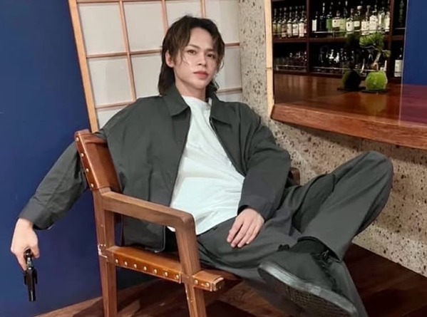 「逮捕してください」上田竜也、拳銃を片手に警察風？な姿を大公開！