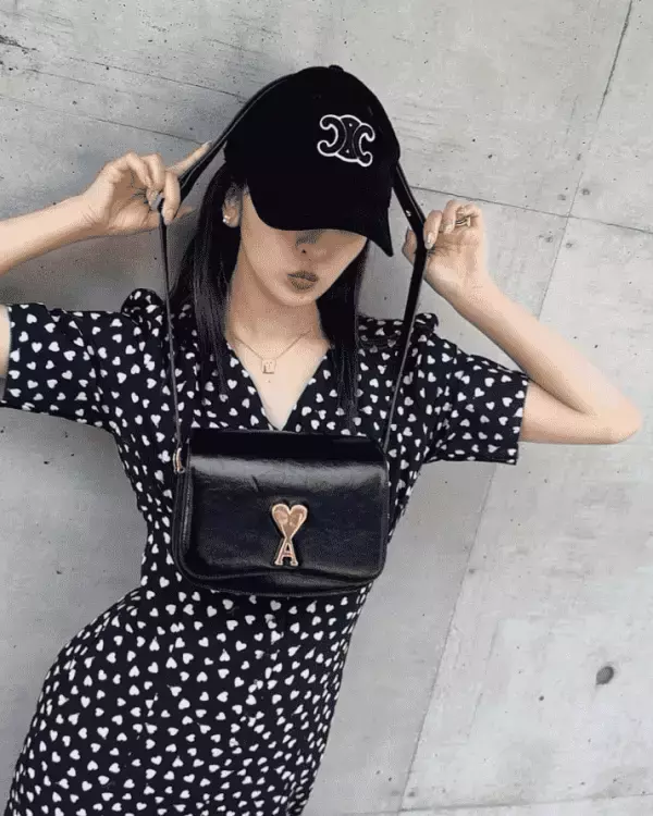 板野友美、キュートなモノトーンコーデで魅了!ハート柄×人気ブランド小物で大人かわいく