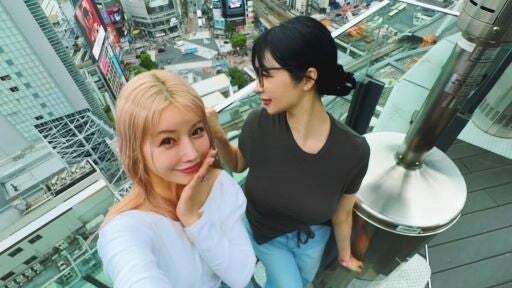 住谷杏奈、森下悠里と渋谷を見下ろす!大胆な背中空きトップス姿を公開