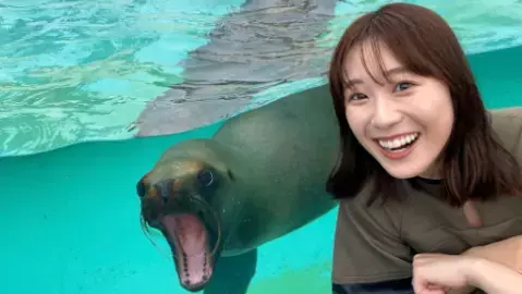 「芸達者で可愛かったな〜」メ～テレ・小松﨑花菜アナ、竹島水族館の人気者とツーショット！
