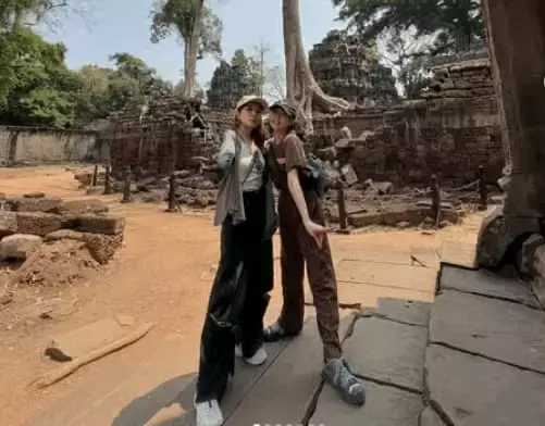 入山杏奈がカンボジアの巨大樹と遺跡を観光