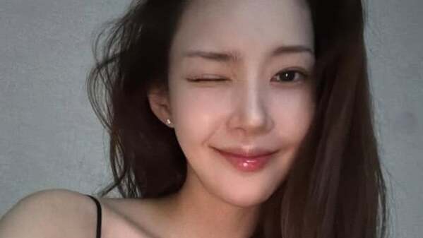 パク・ミニョンが美鎖骨が際立つトップス姿でウィンクし「参りました」とファン興奮！