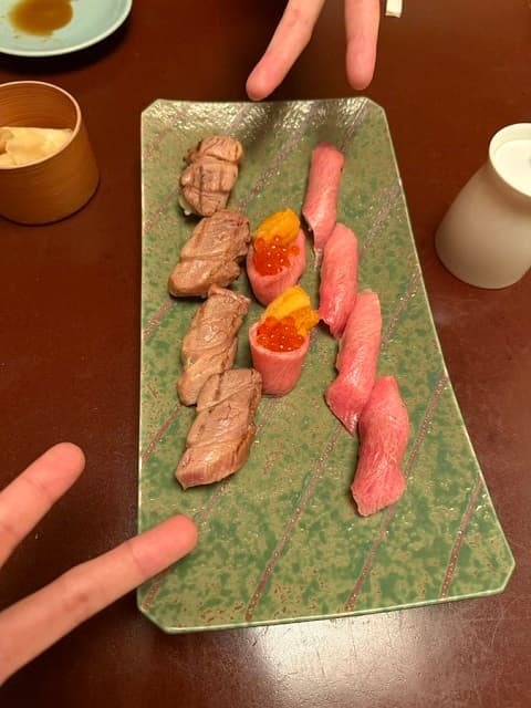 「目が潤いそうなくらい豪華」声優・浦田わたるが人気俳優と堪能したお寿司の写真に反響