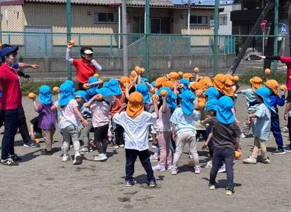 未来のアスリート誕生！？宇津木妙子さん、園児43人と白熱のボール遊び