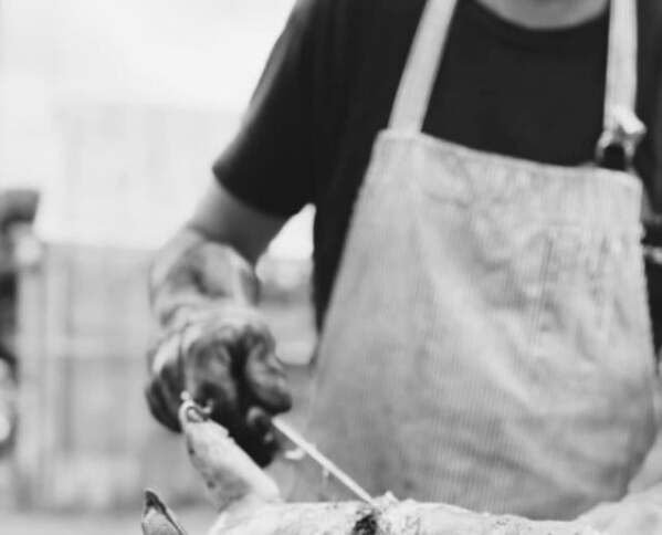 “伝説の家政婦”タサン志麻、友人とのお祭りで豚の丸焼きを堪能「皮がパリパリで美味しかった」