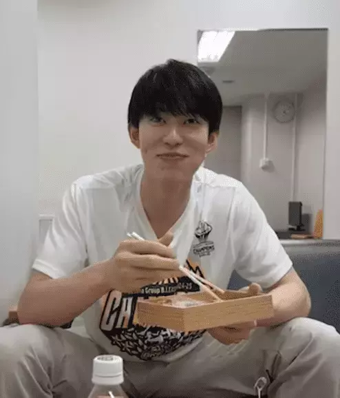 宇都宮ブレックス、小川敦也＆遠藤祐亮が“もぐもぐタイム”配信！収録前の素顔を公開