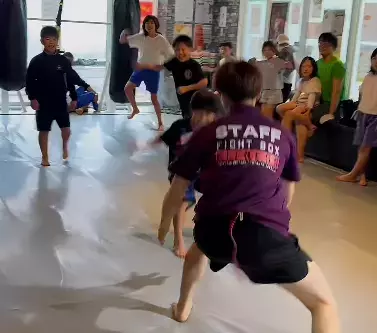 元消防士格闘家・酒寄珠璃、「しゅり先生って中学生だと思ってた！」キッズとの交流に笑顔