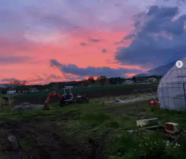 工藤阿須加が農作業終わりの夕焼けショットにファンほっこり