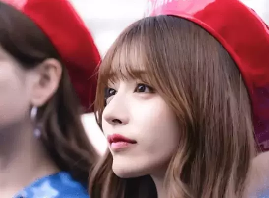 「えっ！？CGじゃないよね！？」人気レースクイーン、レッド帽を被ったフレッシュ・エンジェルショットにファン惚れ惚れ「うっとり」