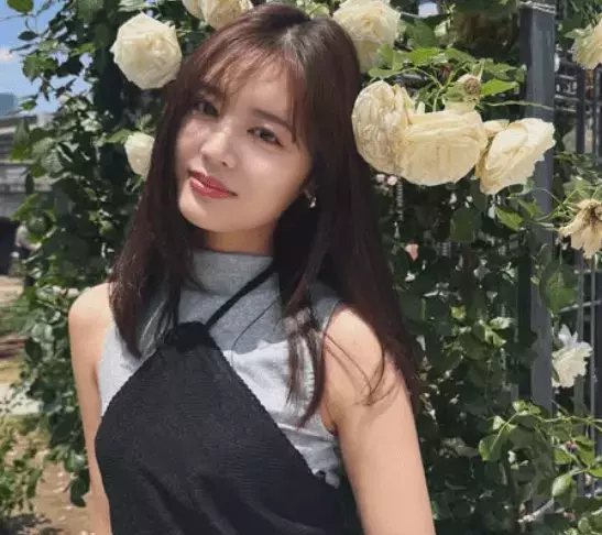 「まってビジュ強すぎる」人気モデル、バラ園で魅せたロマンティックムービーにファン夢心地「う、う、う、美しい」