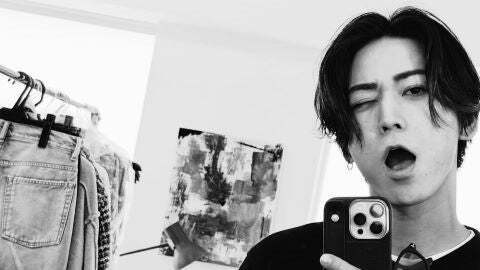 「楽しかったぁー」亀梨和也、久しぶりのインスタライブ後にセクシーなウィンクショット!