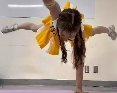 「すごいすごい」美女チア、流行りの腕立てチャレンジを披露！アレンジの凄さにファン驚愕「かわいいのにかっこいい」