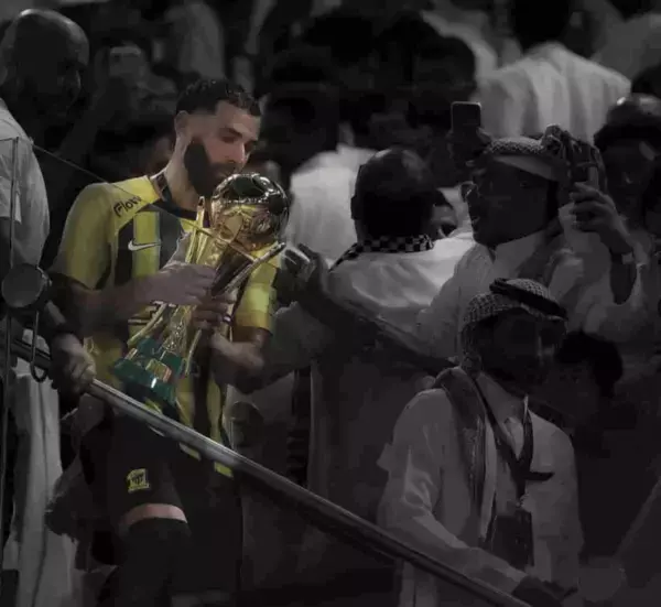 ベンゼマが「我らの誇り」と投稿！トロフィーを手にした喜びの瞬間