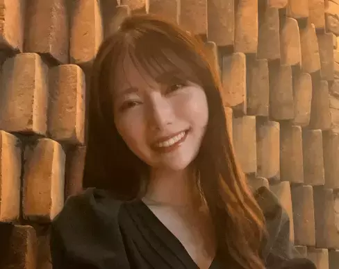 野球美女子、焼肉店でエレガントコーデを披露！ギャップ著しいショットにファン「美人で可愛いね」