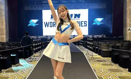 人気ラウンドガールの海外遠征！”勝利の女神・ショット”にファンTKO