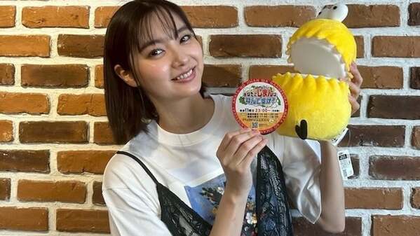 新川優愛、テレビ埼玉「あなたのじまんはなんですか？」のオフショットを公開！