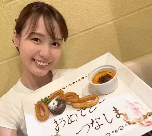 「おめでとうございます！」美女タレント、幸せな5月の思い出・バースデーケーキフォトを公開！祝福が続々