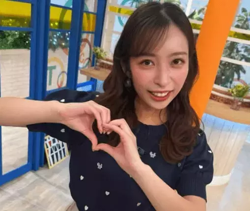 「カワユス、いい女」美女アナウンサー、スタジオ内で魅せた”ハート・モーション”フォトにファンうっとり「見た人の気持ちを和らげる」