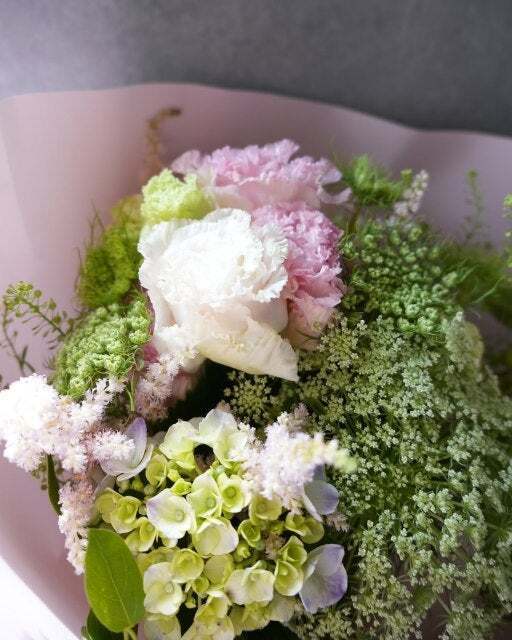 小嶋真子、花束に込めた六月の決意。やさしさと気合が同居する、静かなスタートの美学