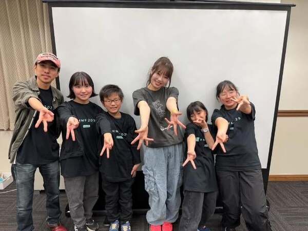 弾き語りトラックメイカーアイドル・眉村ちあき、日比谷音楽祭で子どもカメラマンと共演「みんなよく頑張ったぞ！」