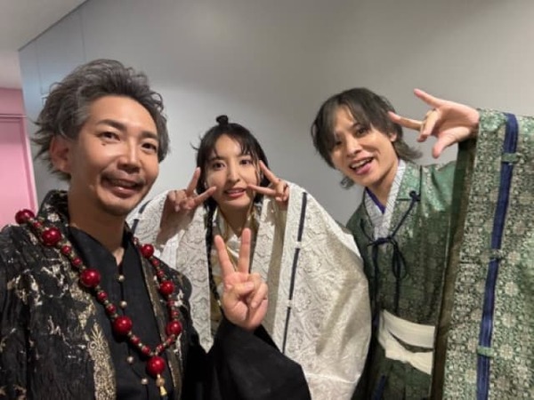 「何かしらの別作品を彷彿とさせる３ショット」諏訪部順一が共演者との3ショットをシェア