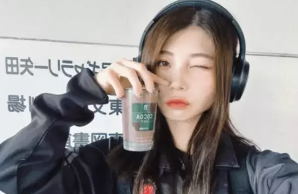 「音楽も好きなの！」美女サッカープレーヤー、ココア満喫中の”ウインク・ショット”を公開！