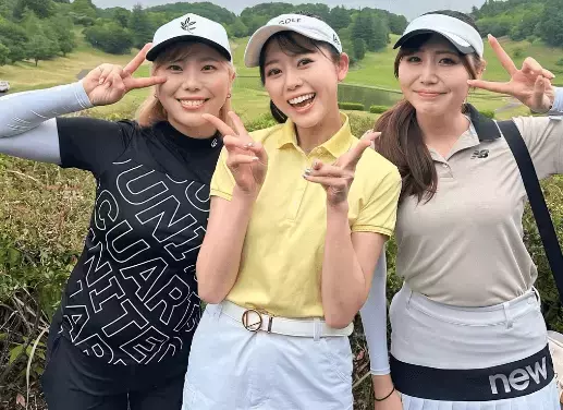 「素敵なショットですね！」トリプルゴルフ美女子、”仲良し・密着ショット”にファン歓喜！「可愛い」
