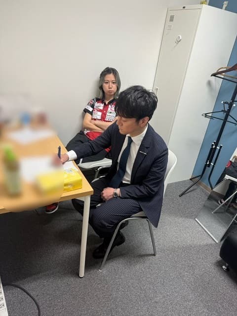 「どんなお顔ですか！」フリーアナが激写した本番前のプロ雀士の表情が可愛いとファン歓喜！