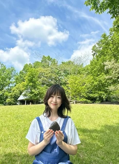 「最高の贅沢ですよねぇ〜」黒川智花が公演満喫ショットを披露！穏やかな日差しの下、芝生に寝転がりリフレッシュ！？