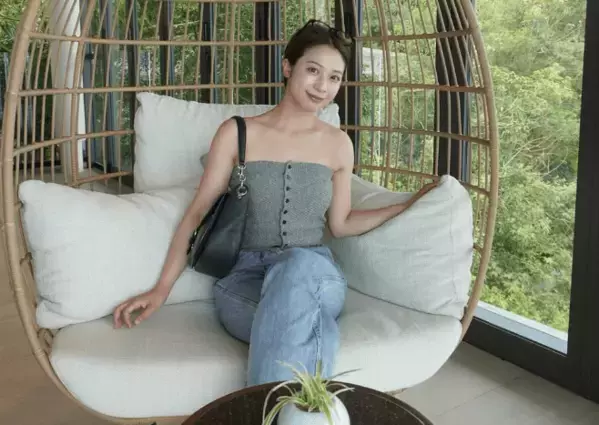 「ドキドキ…」美女キャスター、勇気を出した”ロマンティック・着座ショット”を公開！「出くわしたらガン見しちゃいそう」