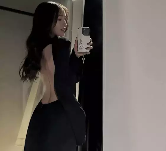 「お背中の美しさよ…」人気モデル、艶やかドレスの”バックスタイル・ショット”が絶美だとファン惚れ惚れ「後ろ姿もホント素敵です！」