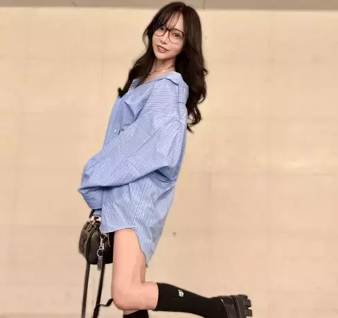 「スレンダー」美女MC、メガネ女子モードの片足上げ・美脚ショットが見目麗しいとファン歓喜「とても麗しいです！」