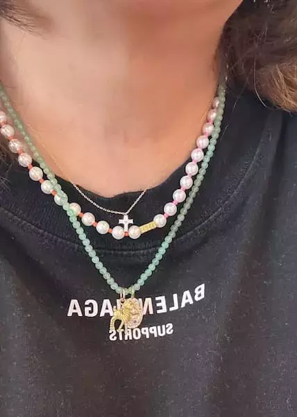 「センス溢れるコーディネート」「いつも参考にしてます〜！」人気女優〇〇のアクセ重ね付けテクが参考になると話題！