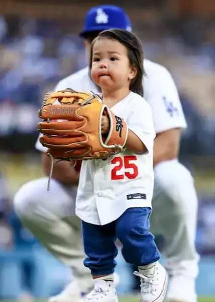 「これはズルい…‼」「可愛すぎる」父のグローブで始球式に…感動の声殺到！