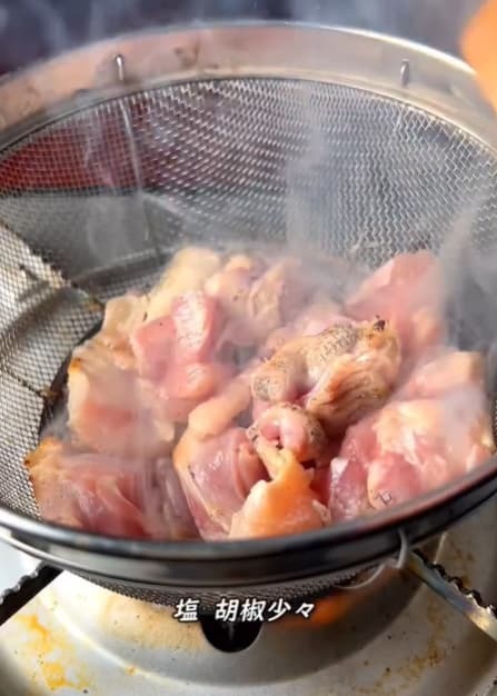 「すごい煙！」料理研究家・けんた食堂 ザルを火にかける豪快鶏肉料理を披露！